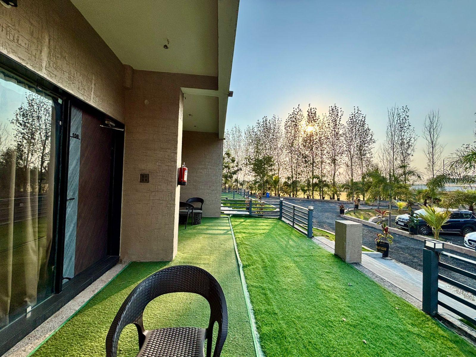 hotels near dhuandhar falls, hotels near marble rocks. resorts near jabalpur highway, resorts near bhedaghat jabalpur, hotels in nh 34 near jabalpur, farmhouse stay, picnic spot near jabalpur, best hotel in jabalpur, hotels in jabalpur near marble rocks